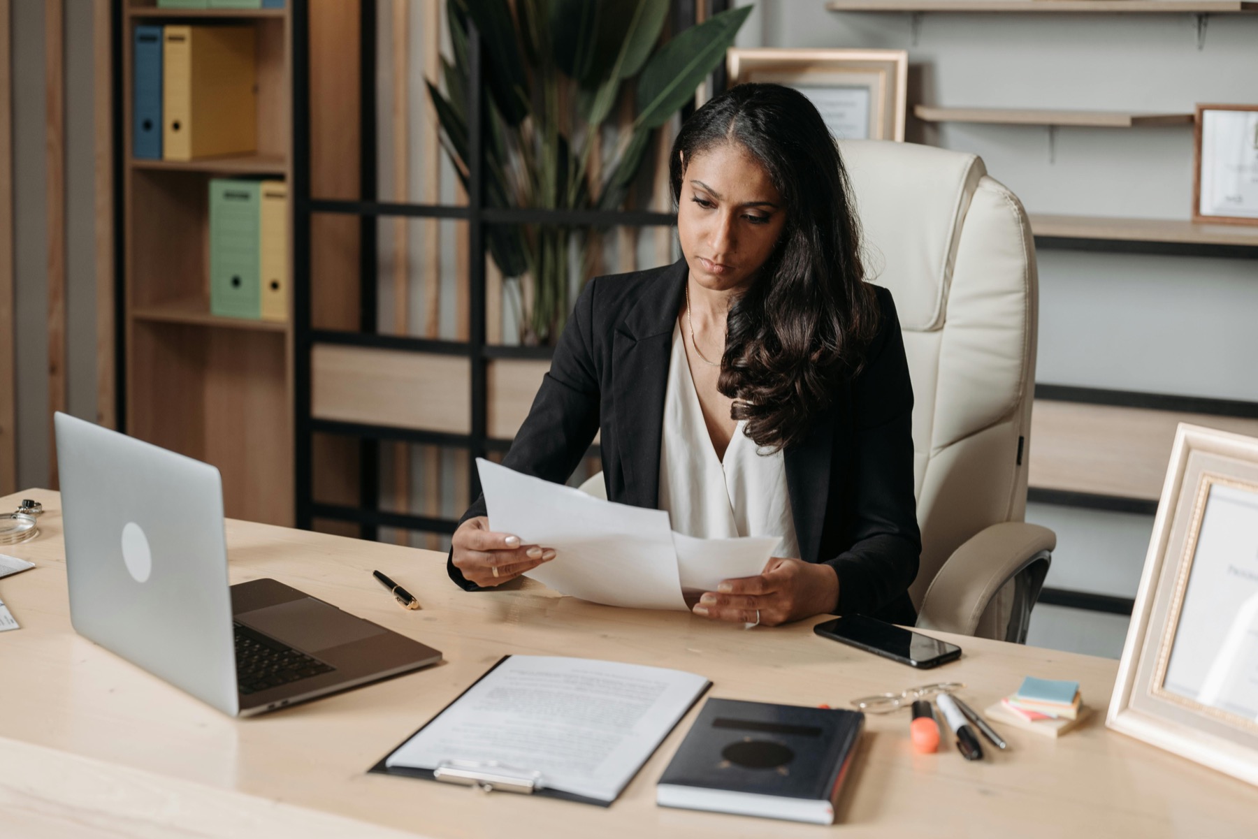 Professionnelle relisant des documents administratifs à son bureau